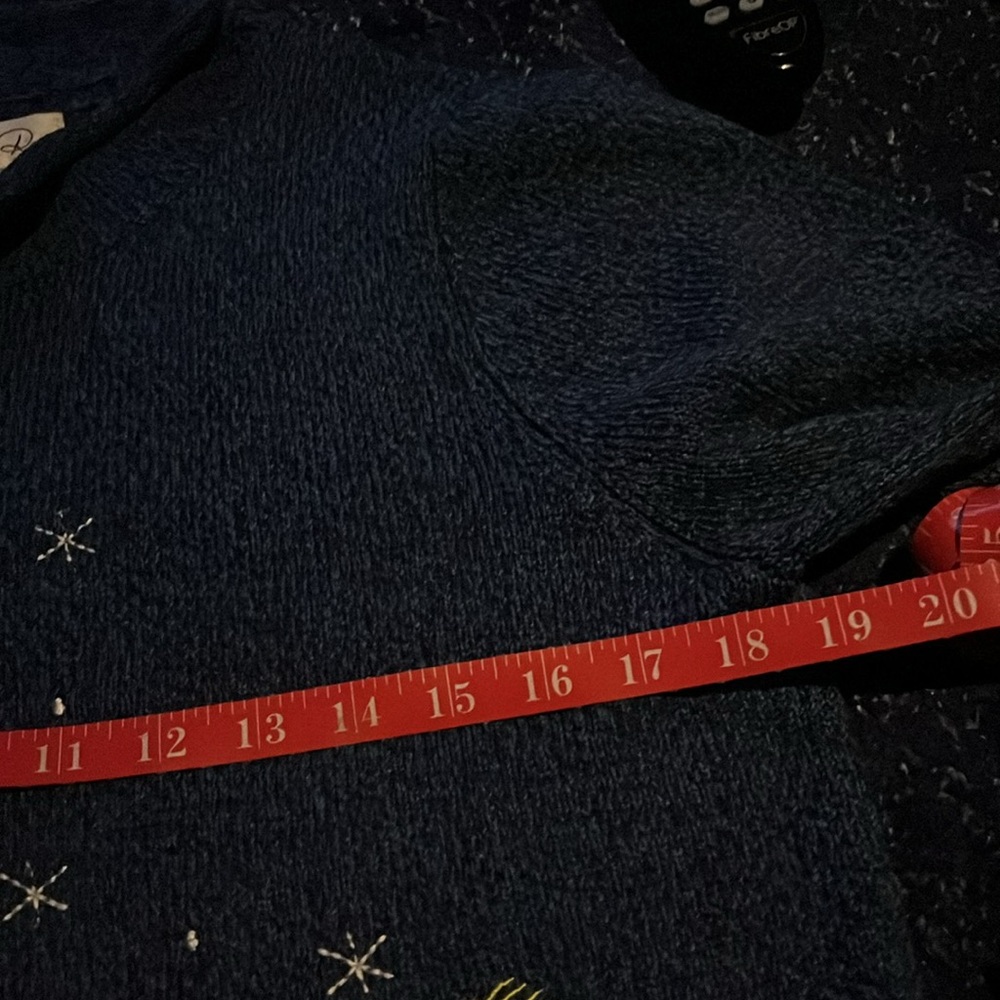 Cozy Blue Sweater with Polar Bear Design - Picture 4 of 5